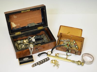 Lot 102 - Costume jewellery to include brooches, bracelets, etc