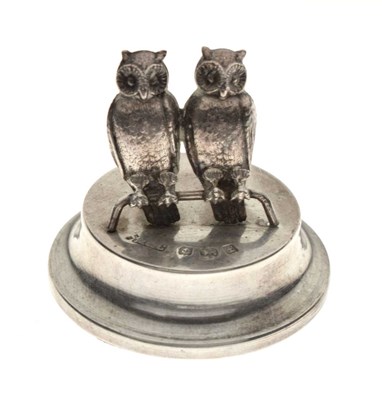 Lot 73 - Edward VII silver novelty menu card holder in the form of a pair of perching owls