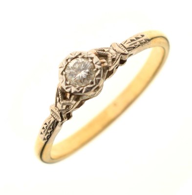 Lot 3 - Diamond solitaire ring