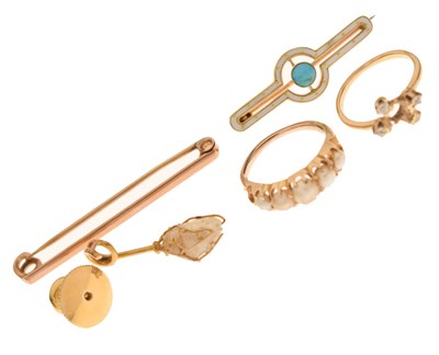 Lot 150 - Assorted antique jewellery comprising a white enamel and turquoise bar brooch stamped 9ct, etc