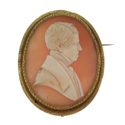 Lot 40 - 19th century Neapolitan carved shell cameo depicting a gentleman