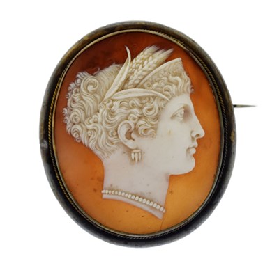 Lot 39 - 19th century Neapolitan carved shell cameo depicting a classical lady