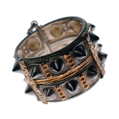 Lot 128 - Omani white metal hinged bangle