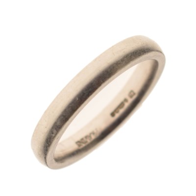 Lot 48 - Platinum wedding band