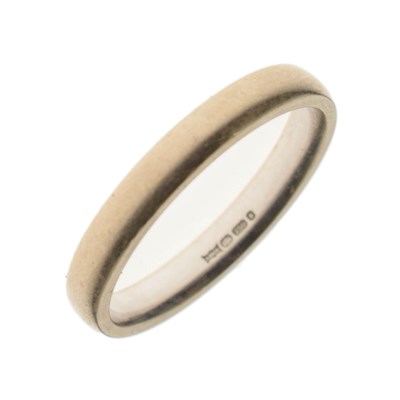 Lot 49 - 18ct white gold wedding band