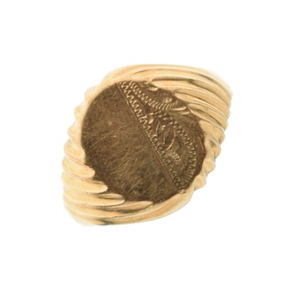 Lot 52 - 9ct gold signet ring