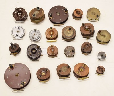 Lot 328 - A collection of vintage fishing reels