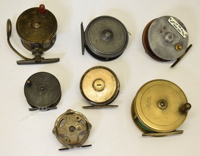 Lot 329 - A collection of vintage fishing reels
