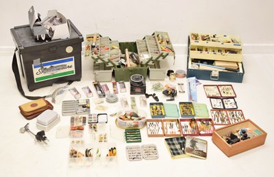 Lot 334 - A collection of vintage and modern fishing tackle