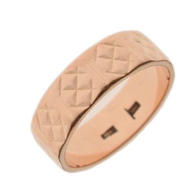 Lot 50 - Soviet Russian yellow metal wedding band, with geometric pattern decoration