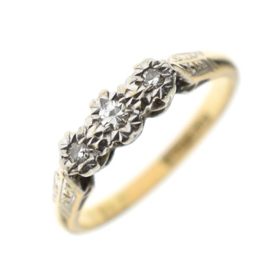 Lot 1 - Three-stone diamond ring