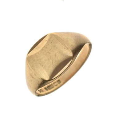 Lot 60 - 9ct gold signet ring