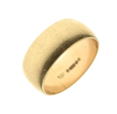 Lot 61 - 9ct gold wedding band