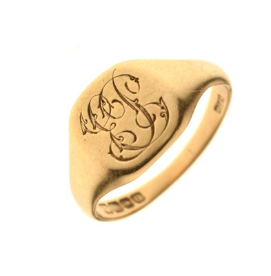 Lot 68 - 18ct gold signet ring