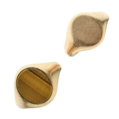 Lot 62 - Two 9ct gold signet rings