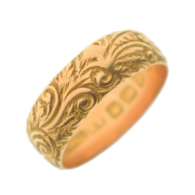 Lot 57 - Edwardian era 18ct gold wedding band