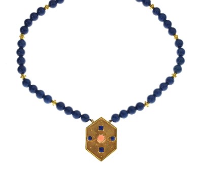 Lot 98 - String of lapis lazuli beads with yellow metal gem-set pendant