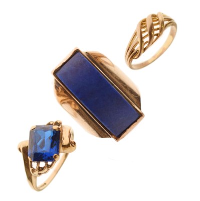 Lot 39 - Three dress rings comprising a lapis lazuli unmarked yellow metal ring, etc (3)