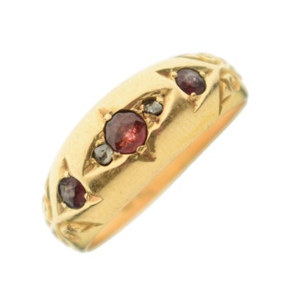 Lot 30 - Edwardian garnet and diamond 18ct gold ring