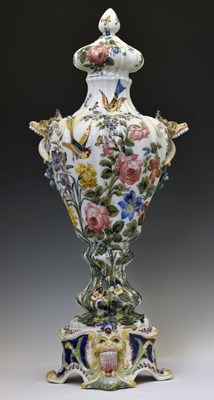 Lot 222 - Attributed to Le Nove (Bassano) - Large Italian maiolica pedestal vase, cover and stand