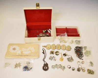 Lot 159 - Assorted costume jewellery