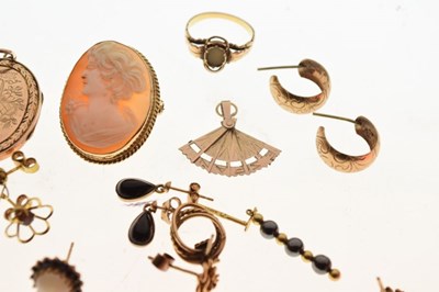 Lot 92 - Assorted gold and yellow metal jewellery