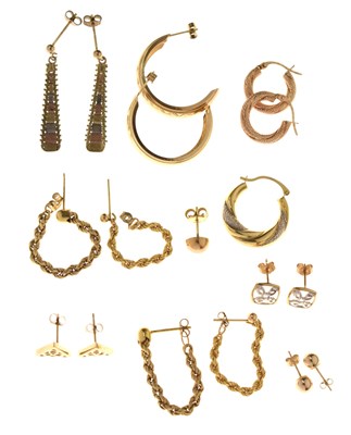 Lot 132 - Assorted 9ct gold and yellow metal earrings