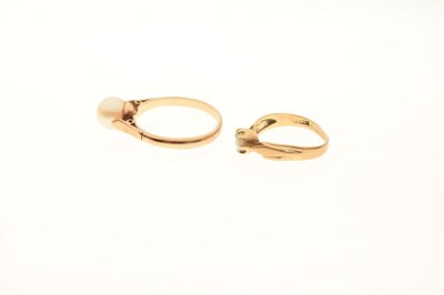 Lot 21 - Two 9ct gold rings