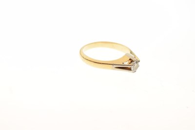 Lot 7 - Single stone diamond ring