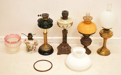 Lot 294 - Collection of oil lamps