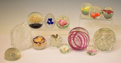 Lot 406 - Collection of glass paperweights