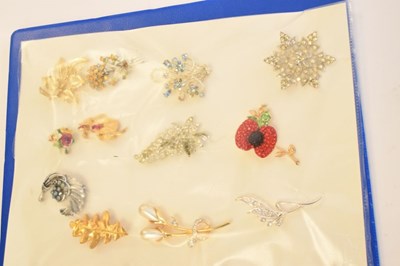 Lot 107 - Quantity of costume brooches