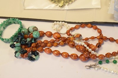 Lot 105 - Quantity of costume jewellery to include; necklaces, earrings, etc