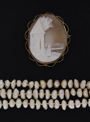 Lot 118 - Shell cameo brooch and a freshwater pearl necklace (2)