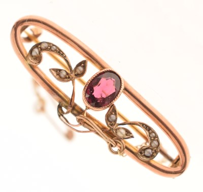 Lot 74 - Yellow metal (9ct) bar brooch