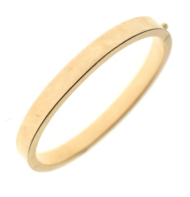 Lot 164 - Yellow metal oval snap bangle