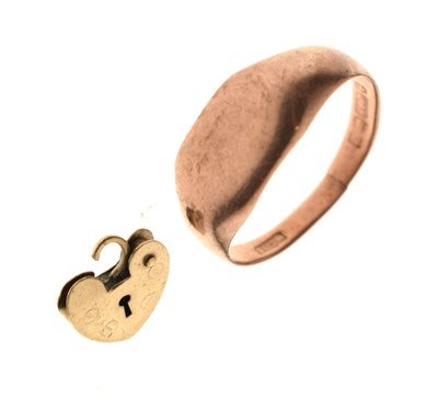 Lot 111 - 9ct rose gold signet ring