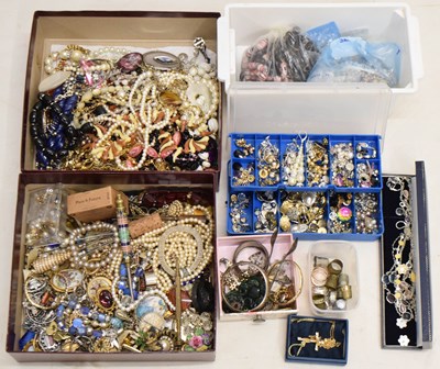 Lot 210 - Large collection of costume jewellery