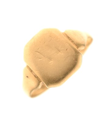 Lot 103 - 18ct gold signet ring