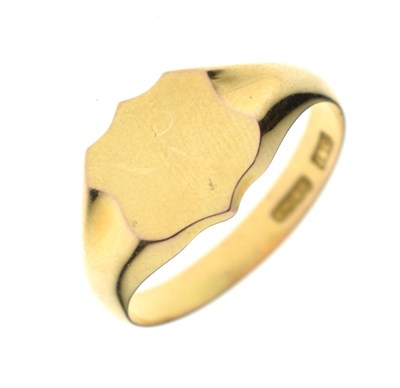 Lot 104 - Yellow metal signet ring