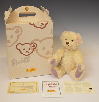 Lot 467 - Steiff - Boxed limited edition 'Queen of Hearts' bear