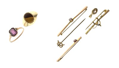 Lot 183 - Small group of 9ct gold and yellow metal jewellery comprising a tiger's eye 9ct gold signet ring etc