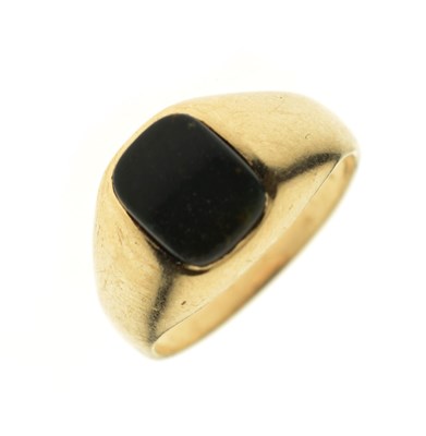 Lot 102 - 9ct gold bloodstone signet ring