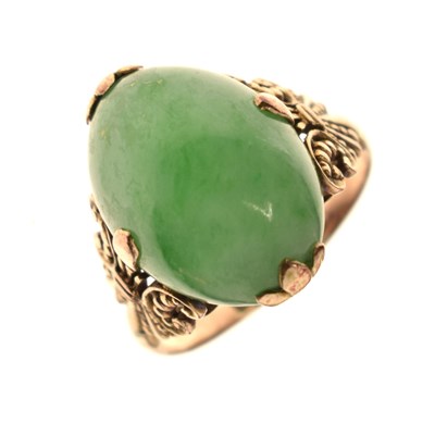 Lot 92 - Yellow metal (14K) and jade cabochon ring, 5.2g