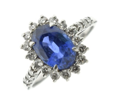 Lot 10 - Sapphire and diamond platinum cluster ring