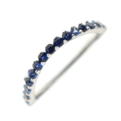 Lot 79 - Graduated sapphire platinum ring
