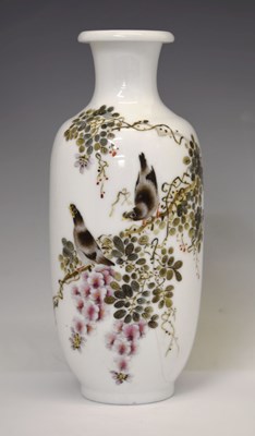 Lot 442 - Chinese porcelain vase