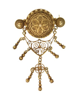 Lot 124 - Yellow metal (14K) Grecian revival filigree brooch