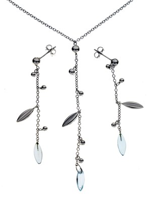 Lot 135 - 9ct white gold pendant necklace with blue stone drops