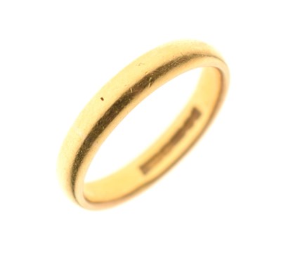 Lot 114 - 22ct gold wedding band